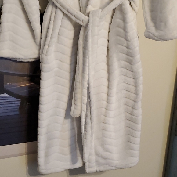 Beautiful white robe, so soft. One size. CVS brand - Picture 3 of 5